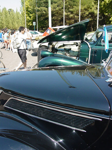Antique car club gathers in Parque San Mart�n, Mendoza