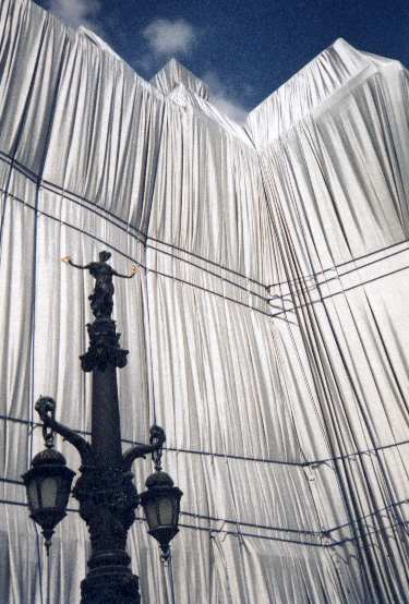 Christo Wraps the Reichstag (Photo) (38k)