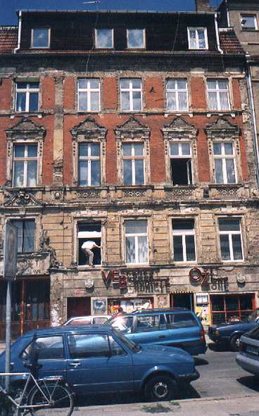 Facade in Eastern Berlin (Photo) (43k)