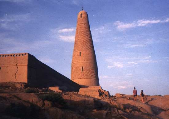 Mosque near Turfan, China (Photo, 20k)