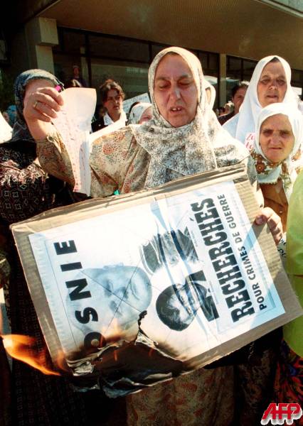 Srebrenica Women (AFP Photo) (49k)