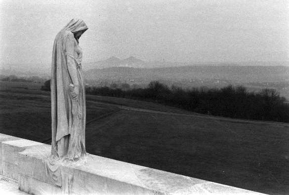 Vimy Ridge (b & w photo) (23k)