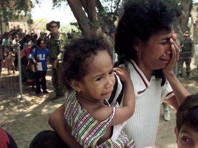 Woman and child return to Dili (Photo, 25k)